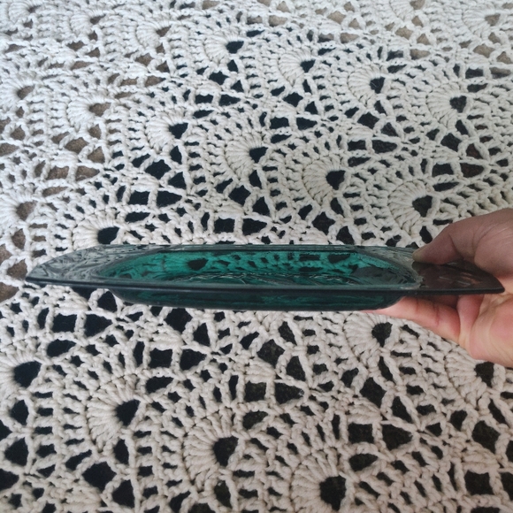 Green Glass Art Flower Plate - Picture 3 of 4